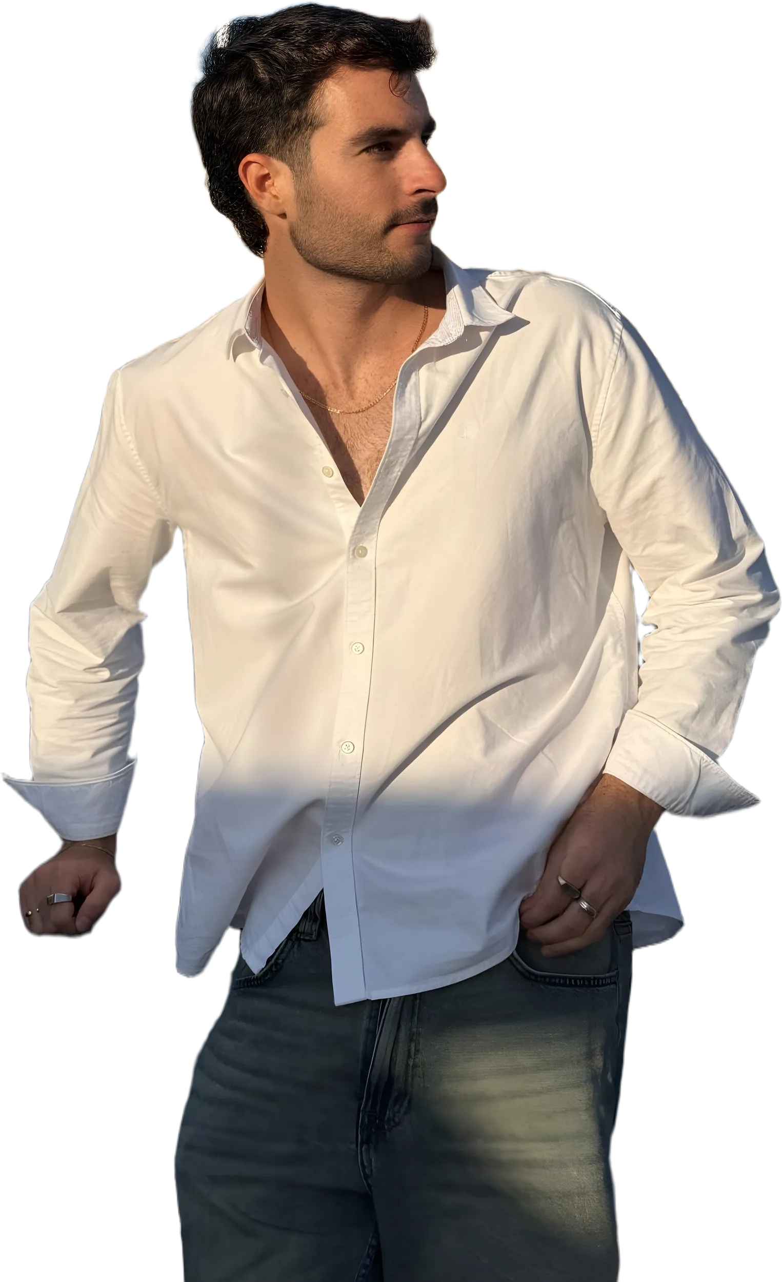dr. Balázs Áron egy dunai hajó korlátjának támaszkodva, háttérben az Országház